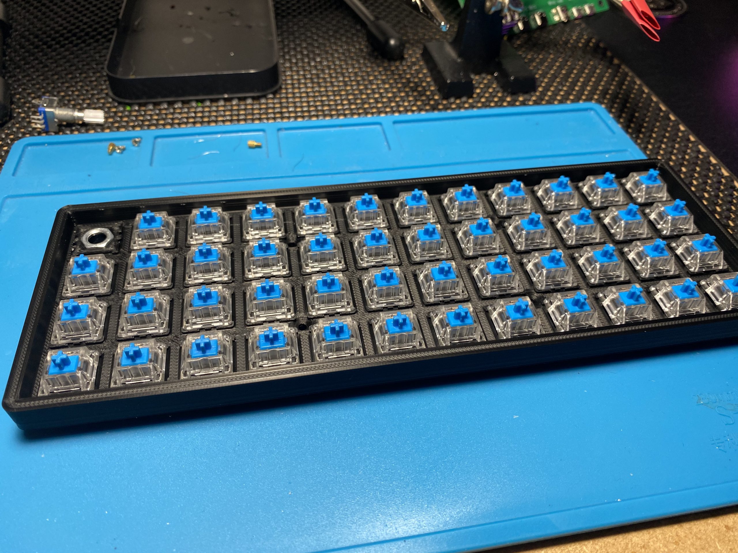 A 3D printed 40% keyboard case and plate, socketed with blue mx style keyboard switches.